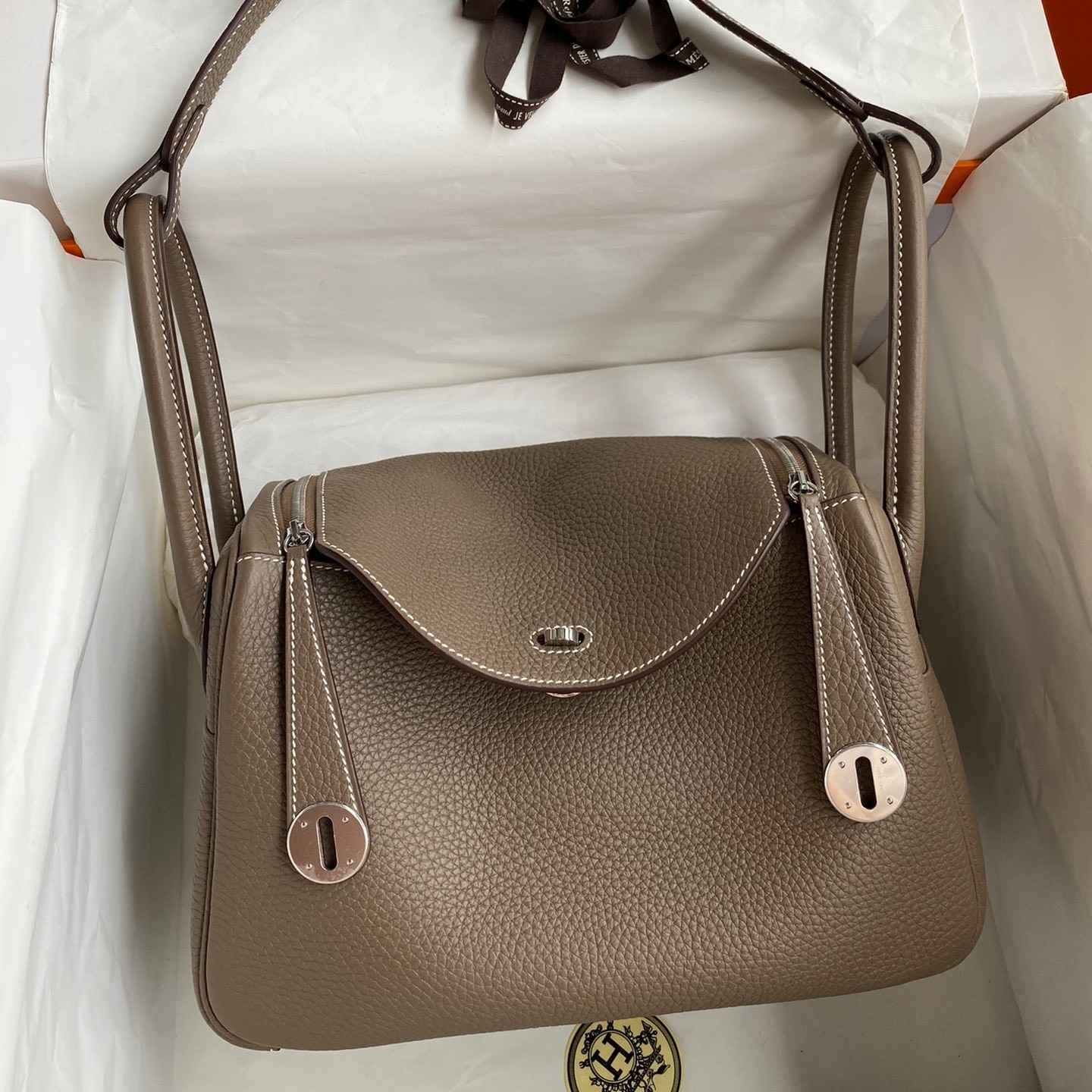 H**mes lindy 26 handmade bag in taupe clemence leather