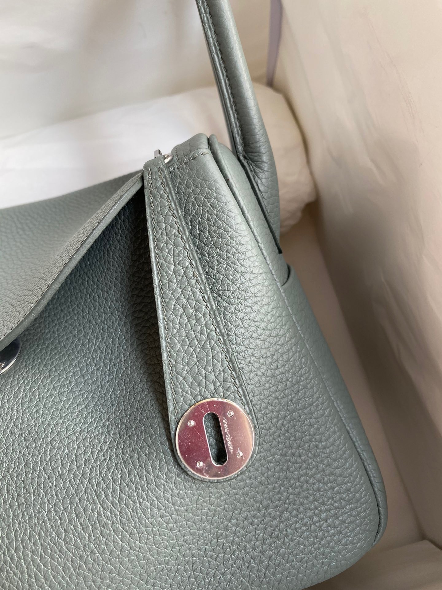 H**mes lindy 26 handmade bag in vert amande clemence leather