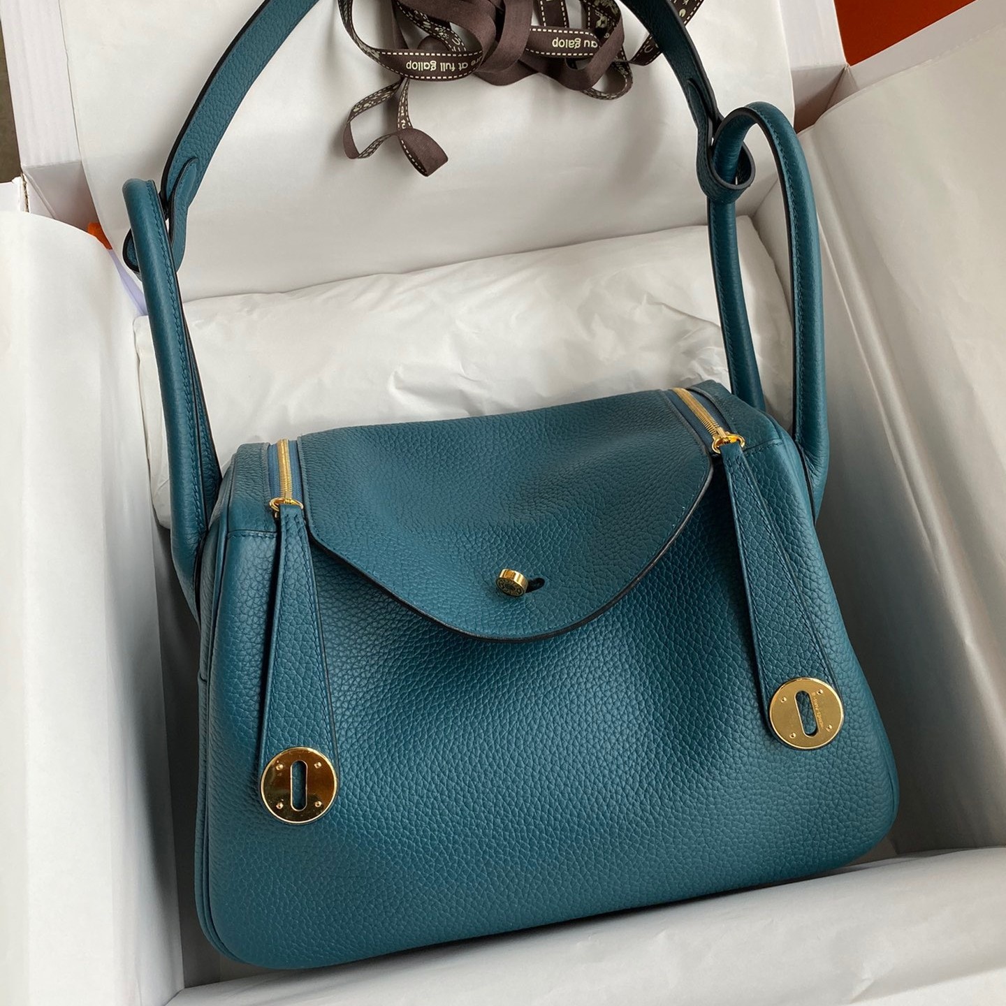 H**mes lindy 26 handmade bag in vert bosphore clemence leather
