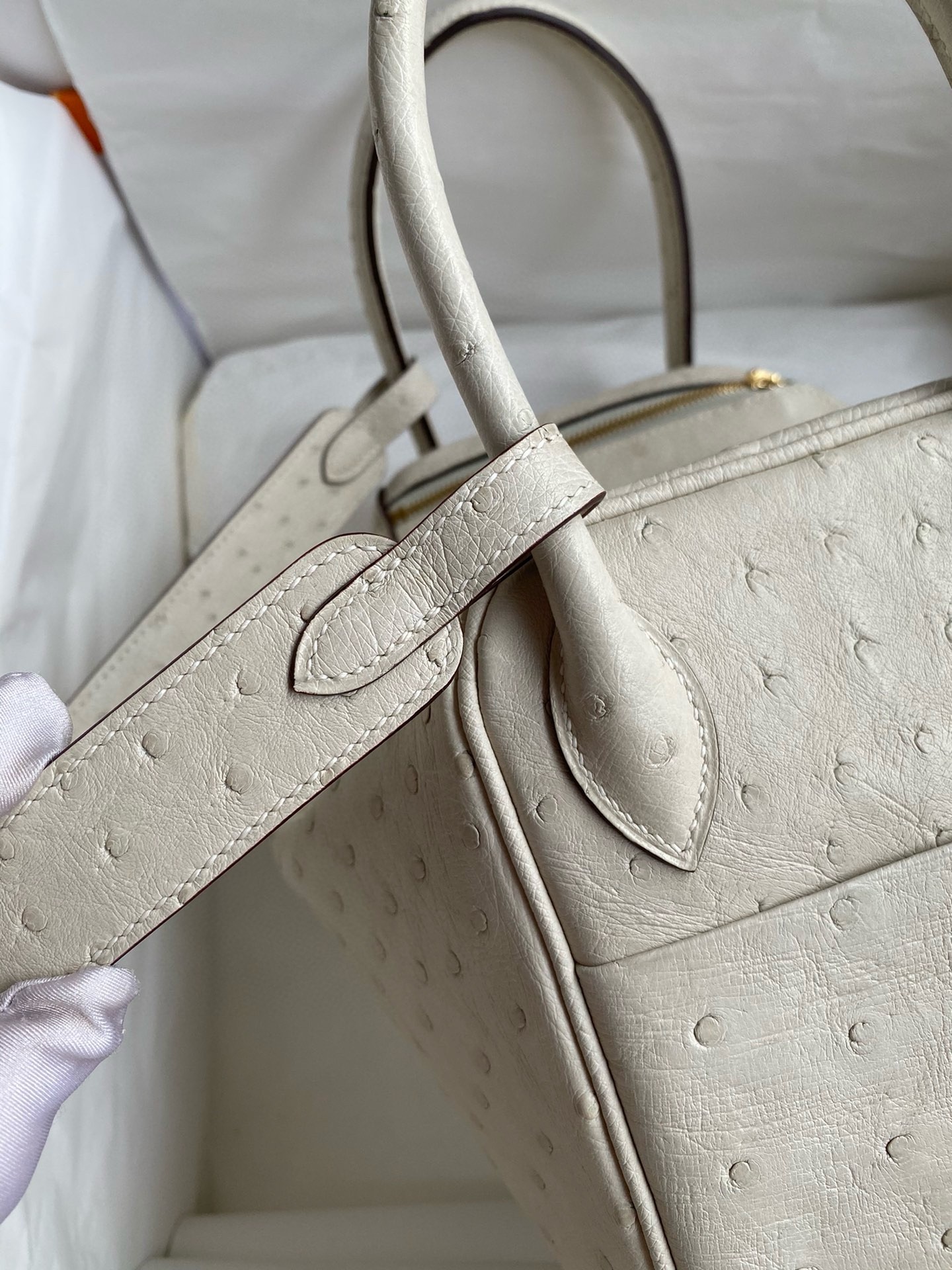 H**mes lindy 26 handmade bag in craie ostrich leather