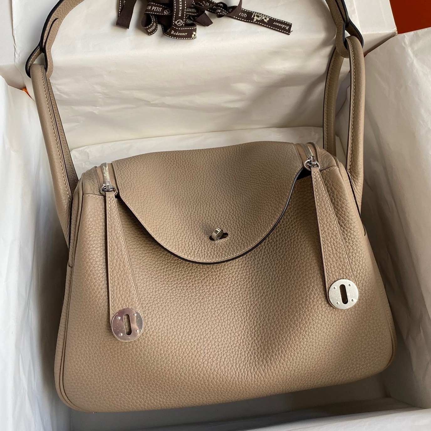H**mes lindy 30 handmade bag in tourterelle clemence leather