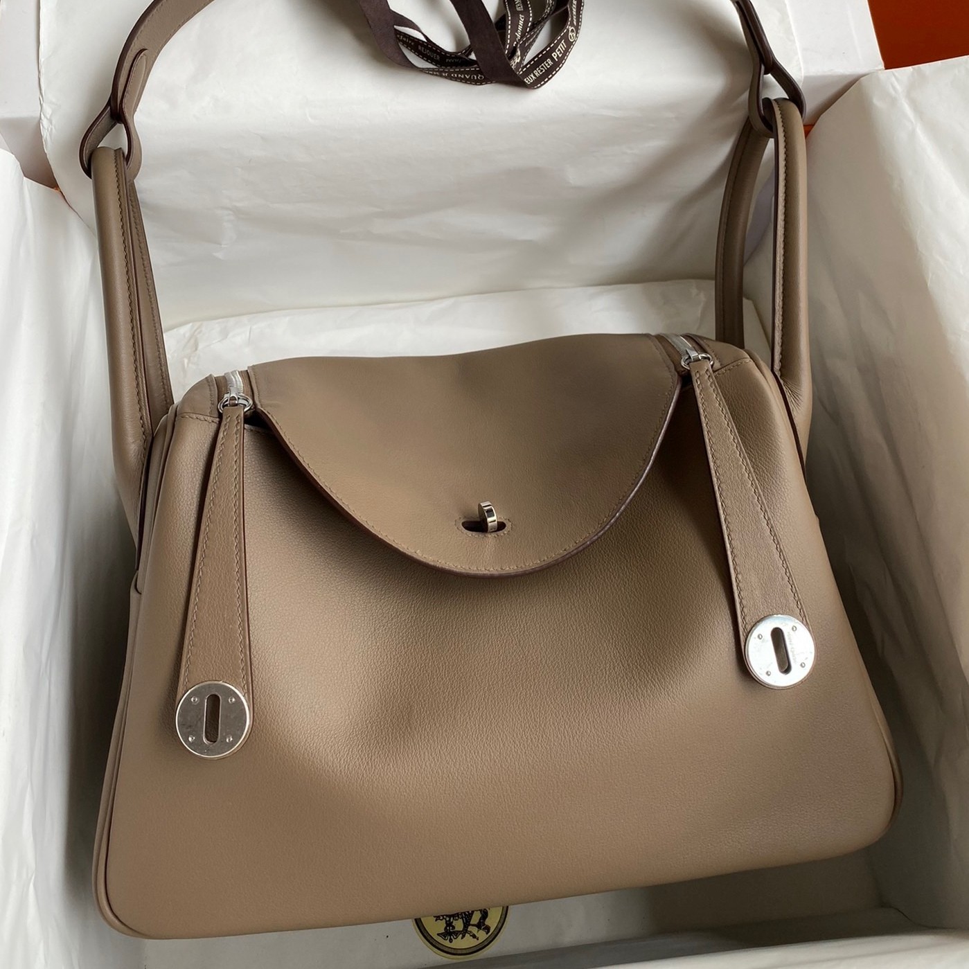 H**mes lindy 30 handmade bag in taupe swift calfskin