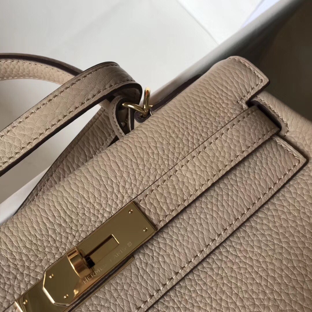 H**mes kelly 28cm retourne bag in argile clemence leather