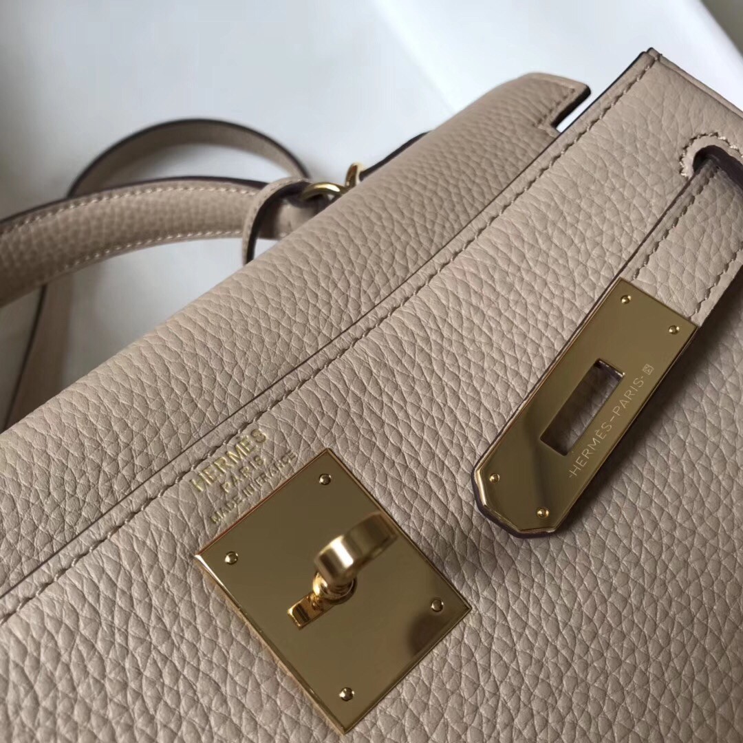 H**mes kelly 28cm retourne bag in argile clemence leather