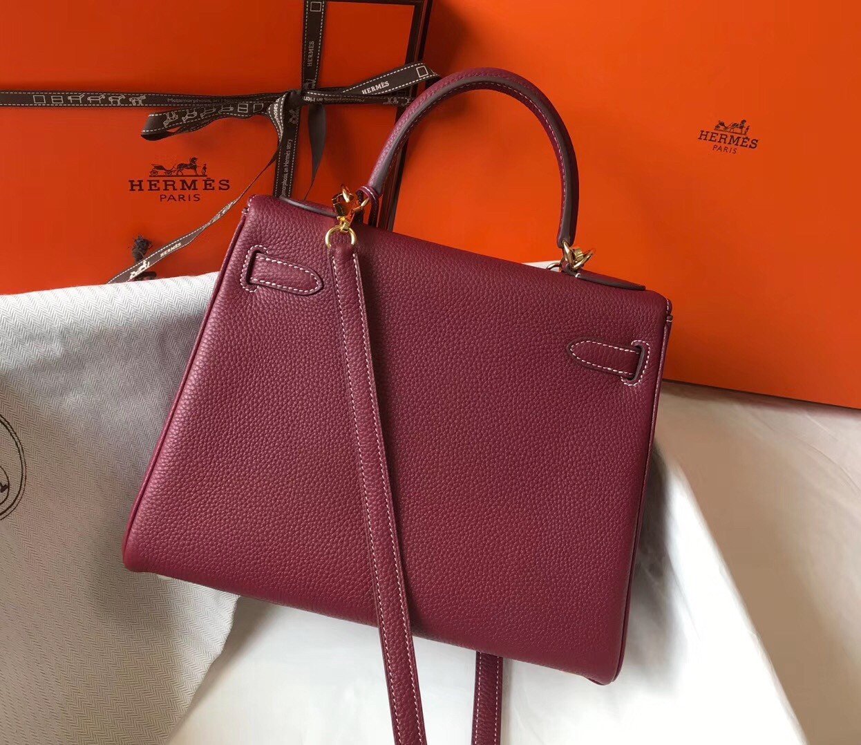 H**mes kelly 28cm retourne bag in bordeaux clemence leather