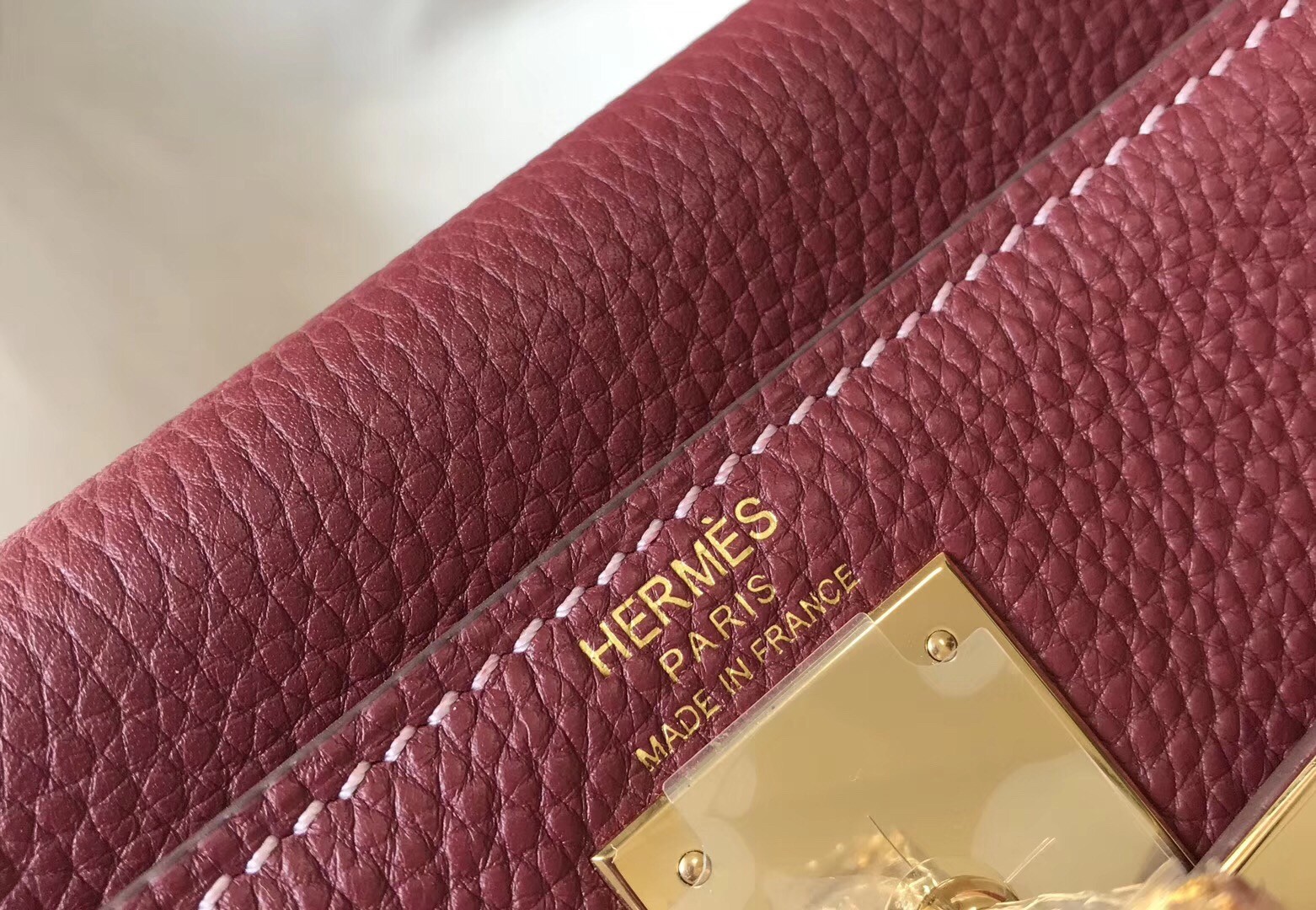 H**mes kelly 28cm retourne bag in bordeaux clemence leather