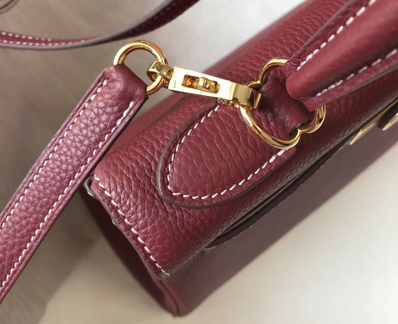H**mes kelly 28cm retourne bag in bordeaux clemence leather