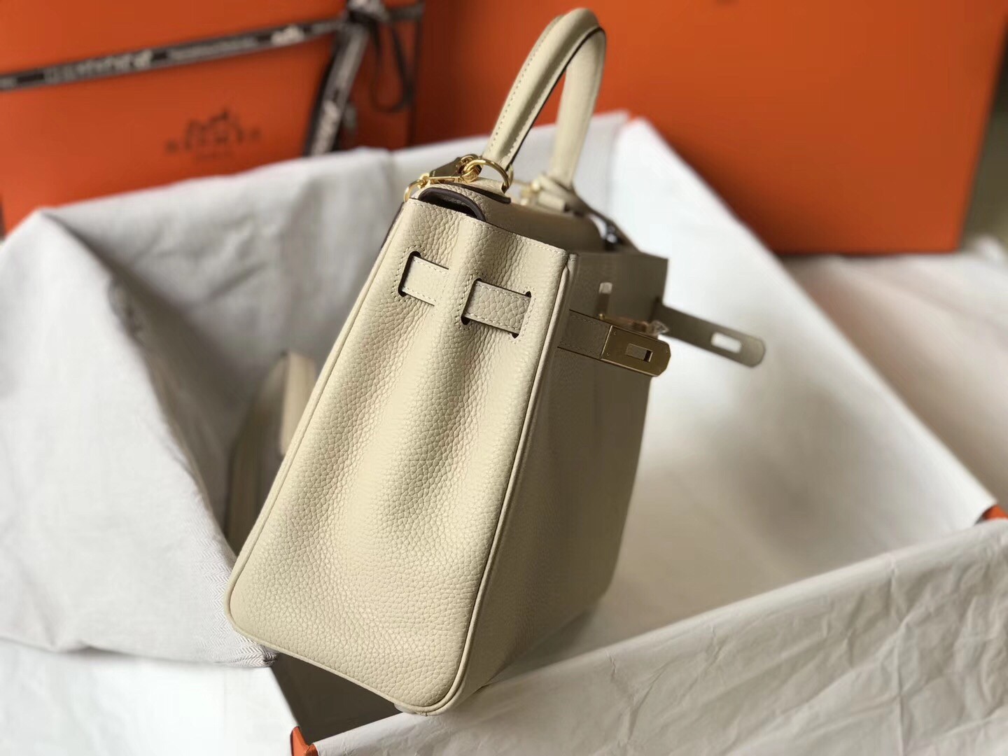 H**mes kelly 28cm retourne bag in beton clemence leather