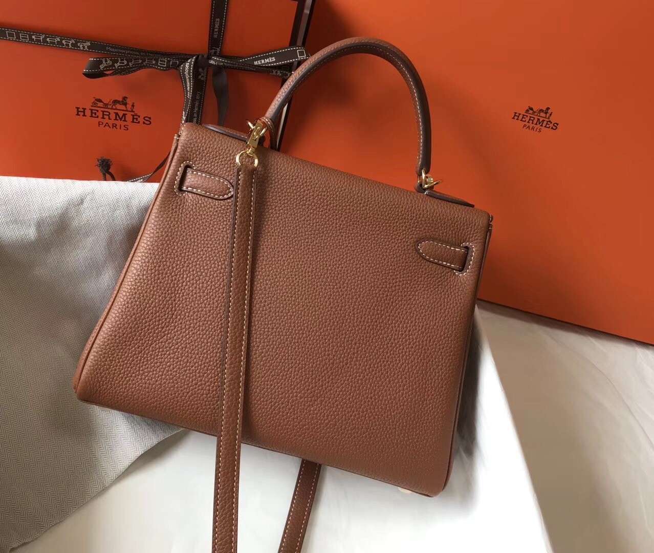 H**mes kelly 28cm retourne bag in gold clemence leather