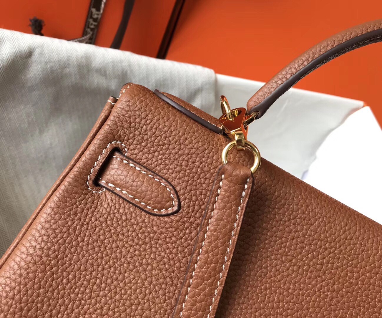 H**mes kelly 28cm retourne bag in gold clemence leather