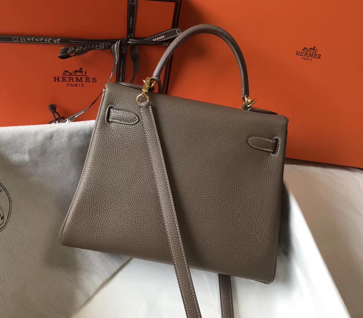 H**mes kelly 28cm retourne bag in taupe clemence leather