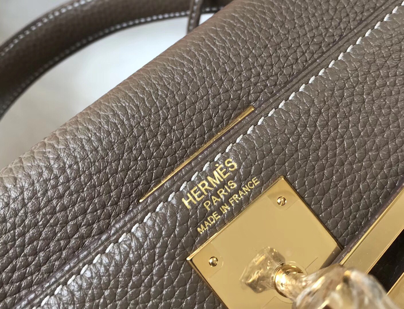 H**mes kelly 28cm retourne bag in taupe clemence leather