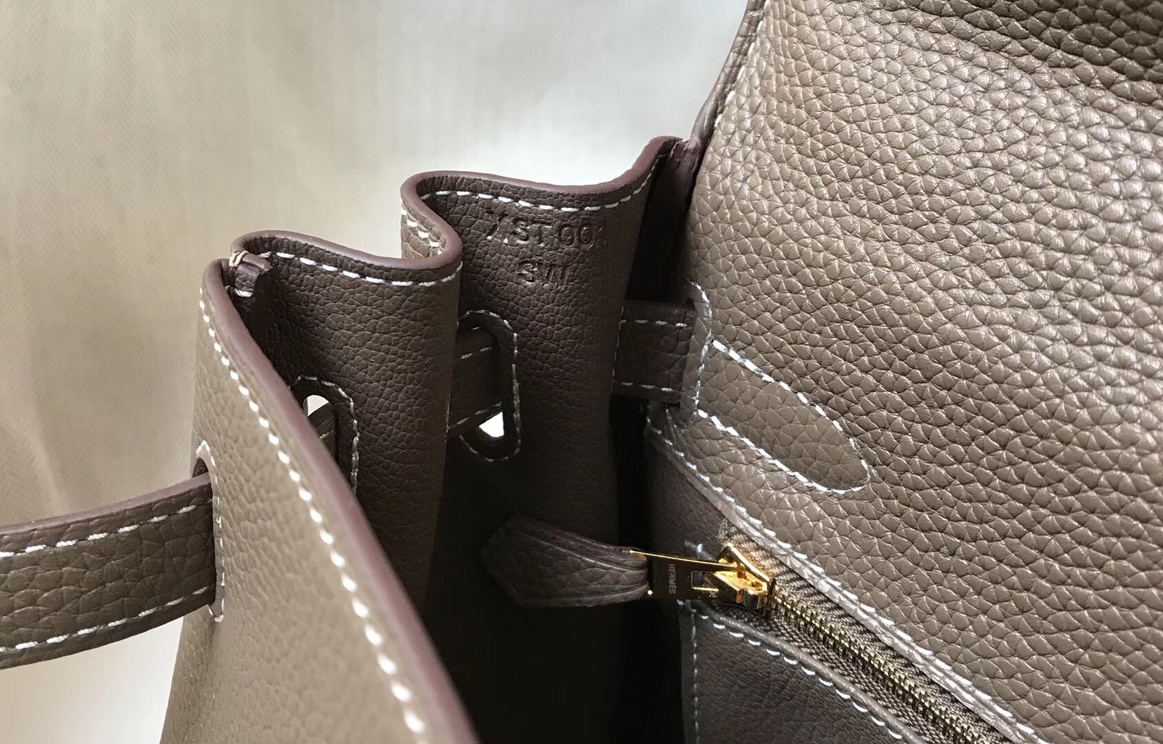H**mes kelly 28cm retourne bag in taupe clemence leather