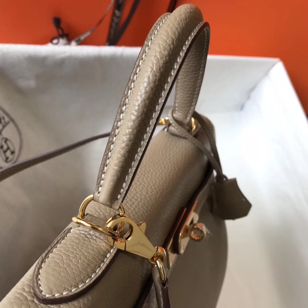 H**mes kelly 28cm retourne bag in tourterelle clemence leather