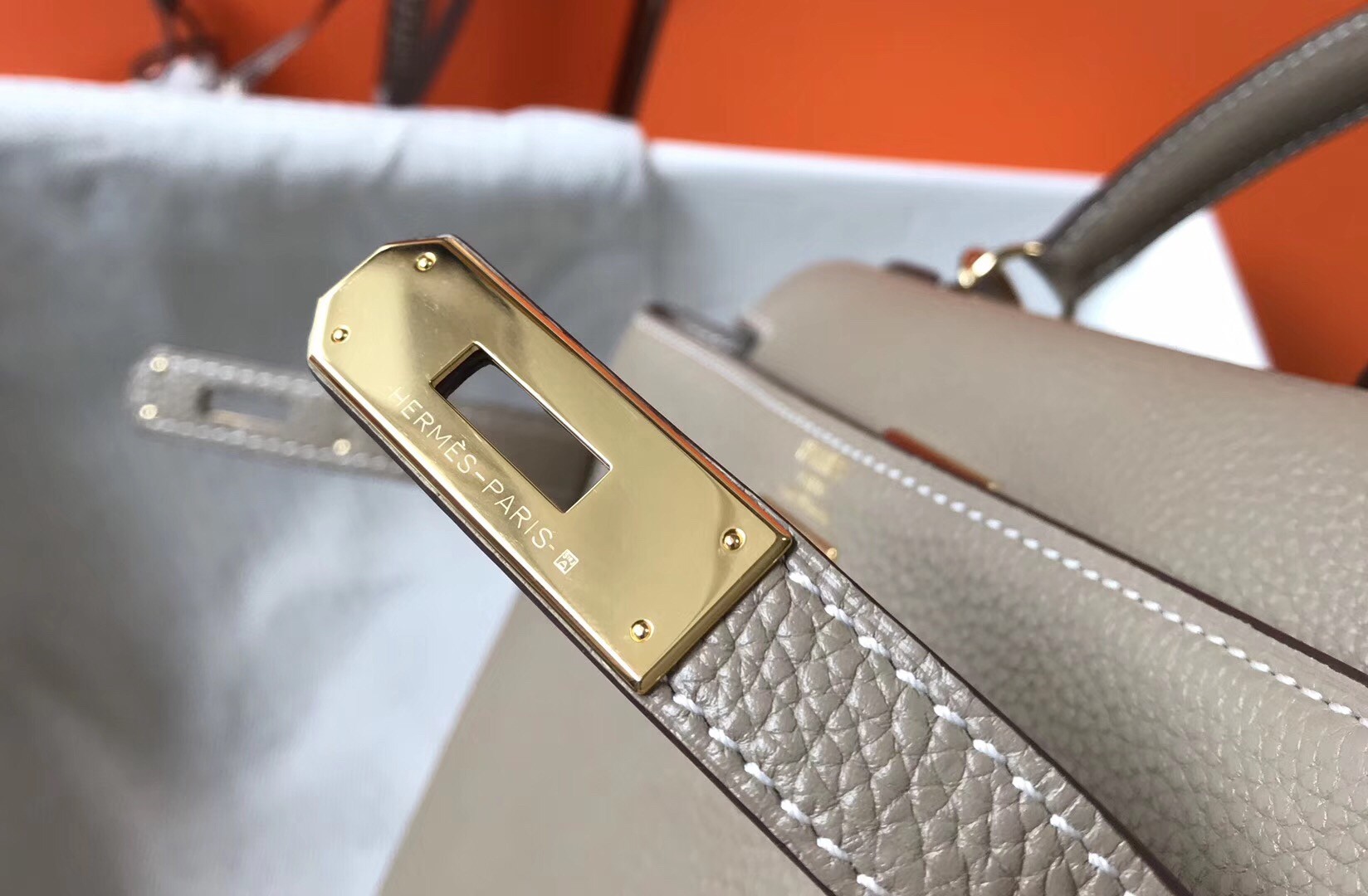 H**mes kelly 28cm retourne bag in tourterelle clemence leather
