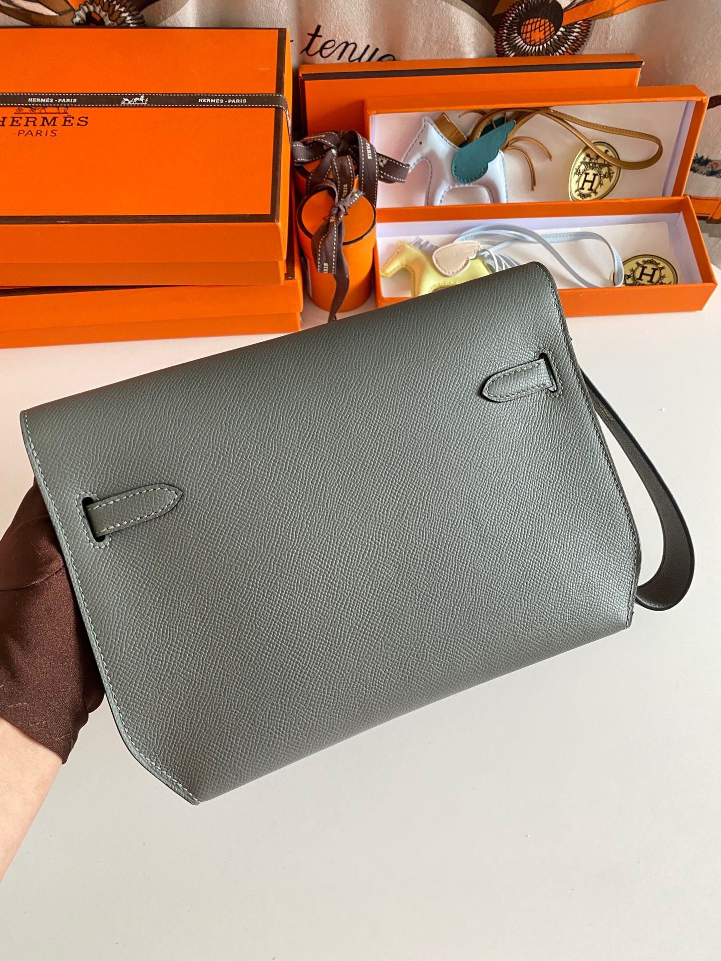 H**mes kelly depeches 25 pouch in vert amande epsom calfskin