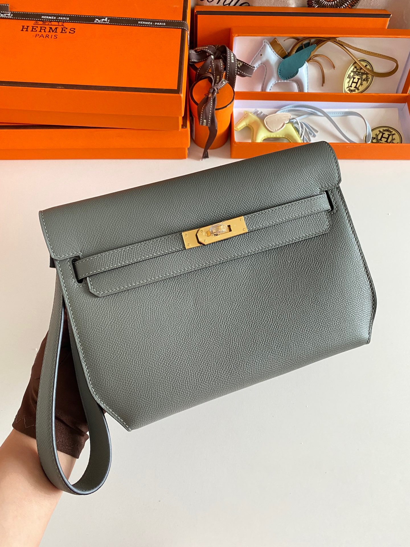 H**mes kelly depeches 25 pouch in vert amande epsom calfskin