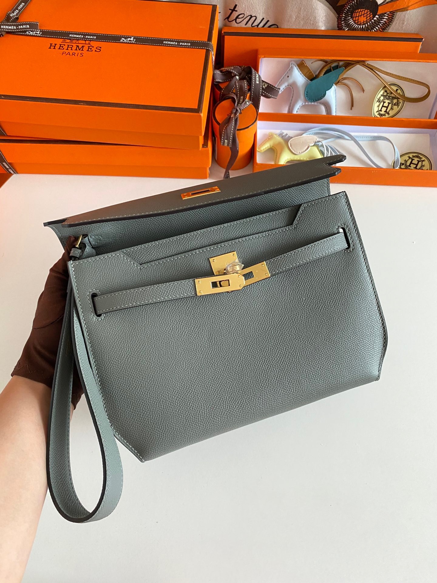 H**mes kelly depeches 25 pouch in vert amande epsom calfskin