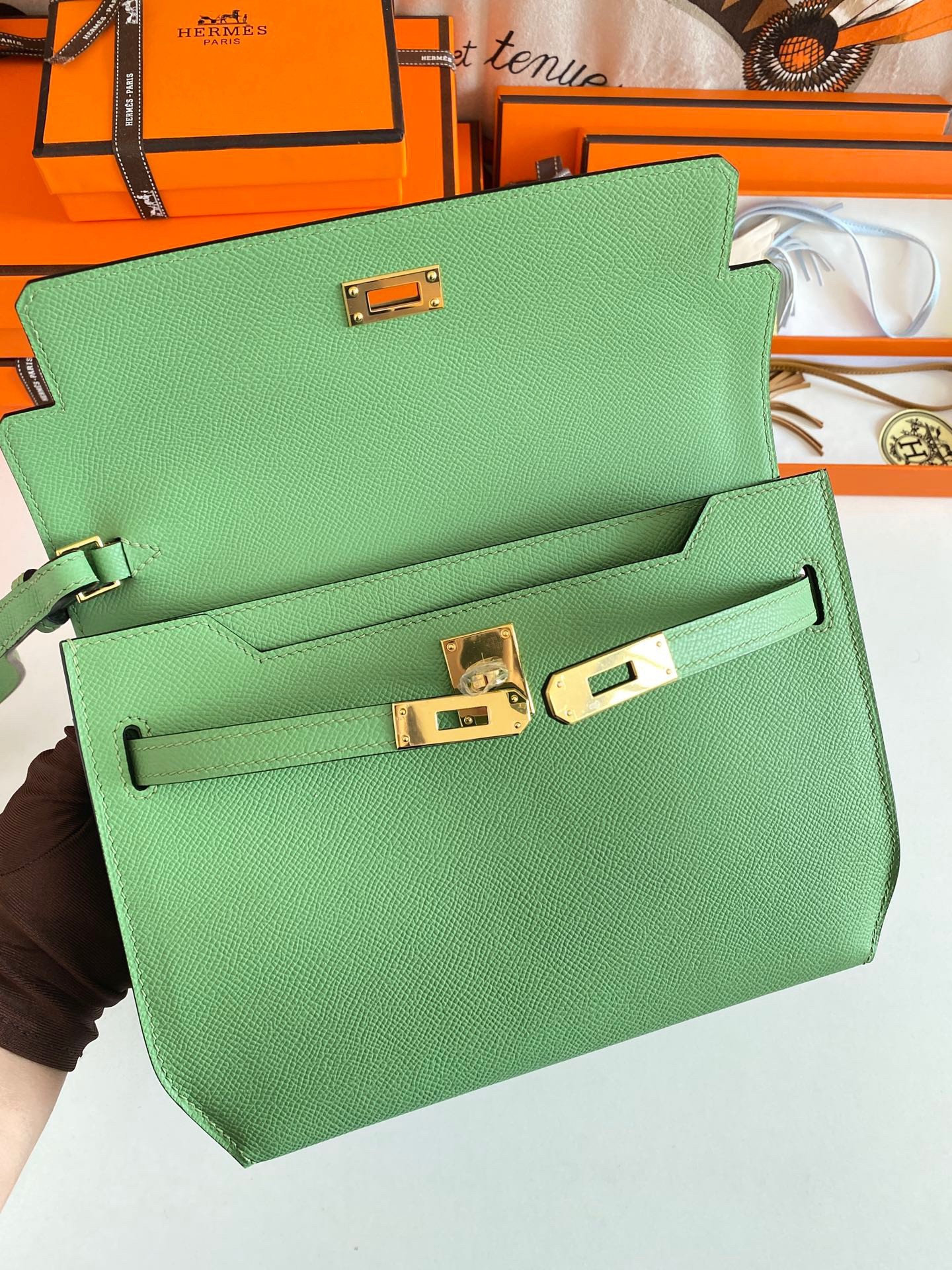 H**mes kelly depeches 25 pouch in vert criquet epsom calfskin