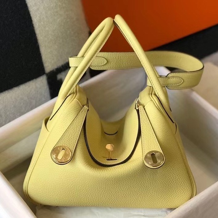 H**mes lindy 26cm bag in jaune poussin clemence with ghw