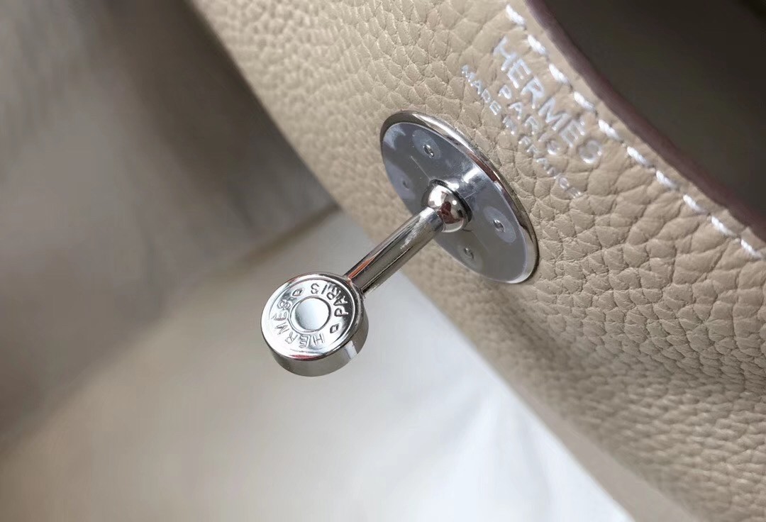 H**mes lindy 26cm bag in gris tourterelle clemence with phw