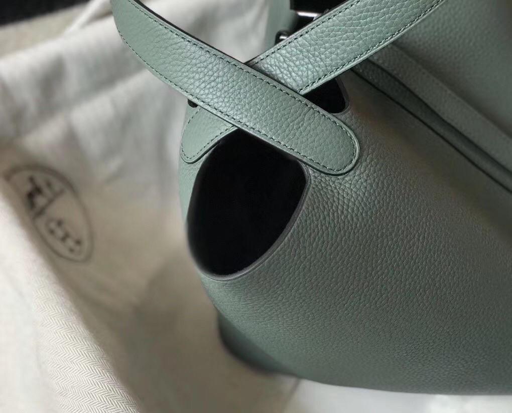 H**mes picotin lock 18 bag in vert amande clemence leather