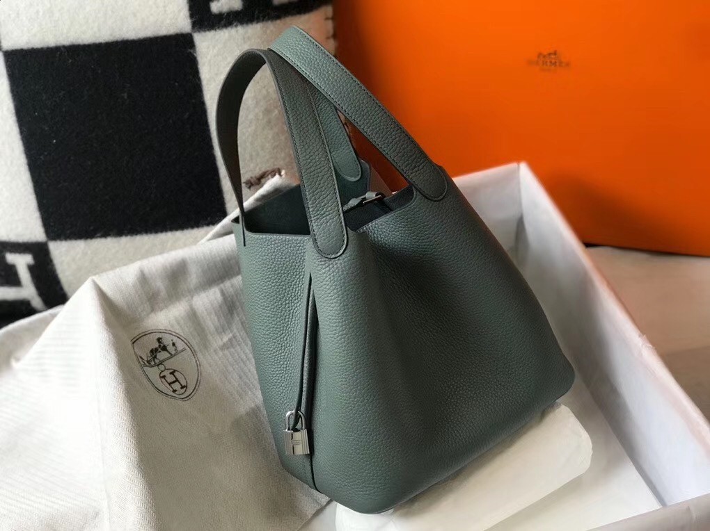 H**mes picotin lock 22 bag in vert amande clemence leather