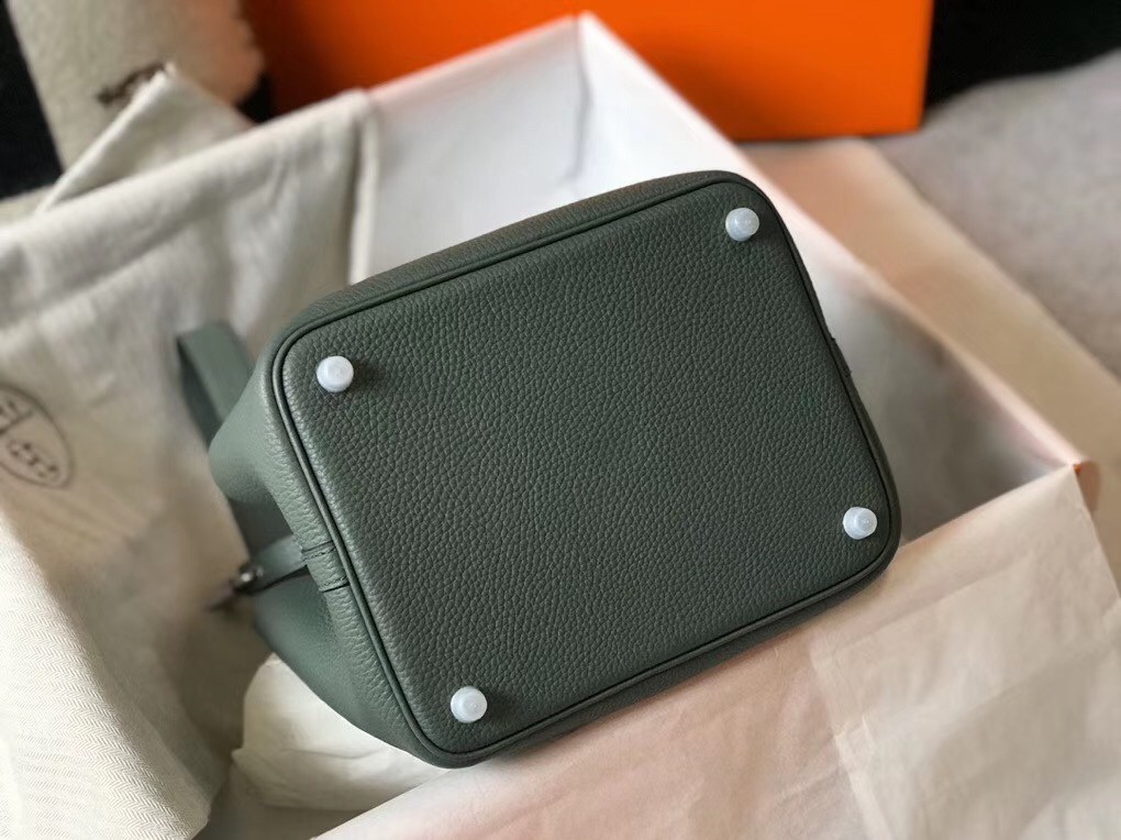 H**mes picotin lock 22 bag in vert amande clemence leather