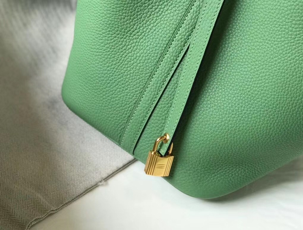 H**mes picotin lock 22 bag in vert criquet clemence leather
