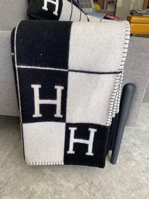 H**mes black avalon iii throw blanket