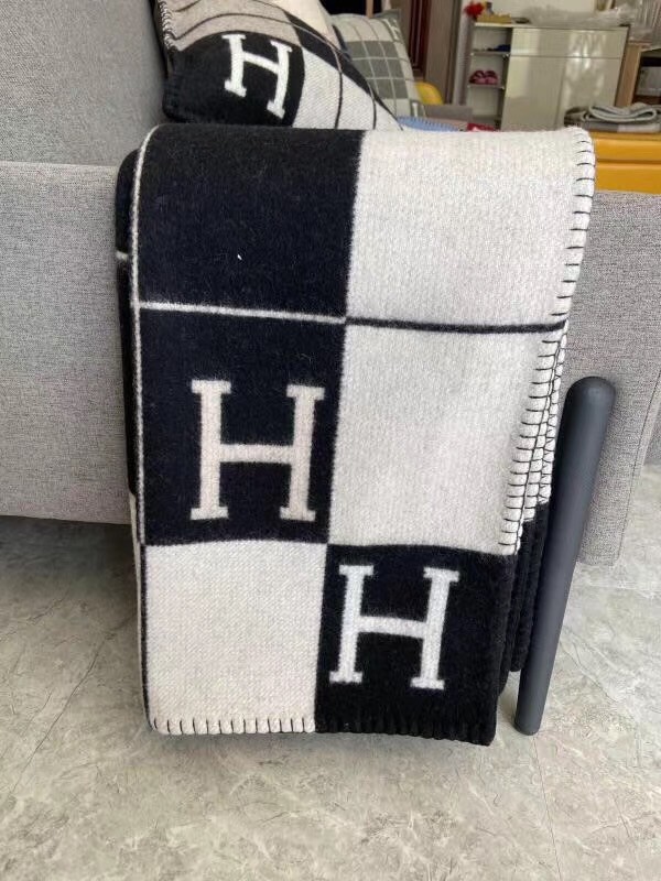 H**mes black avalon iii throw blanket