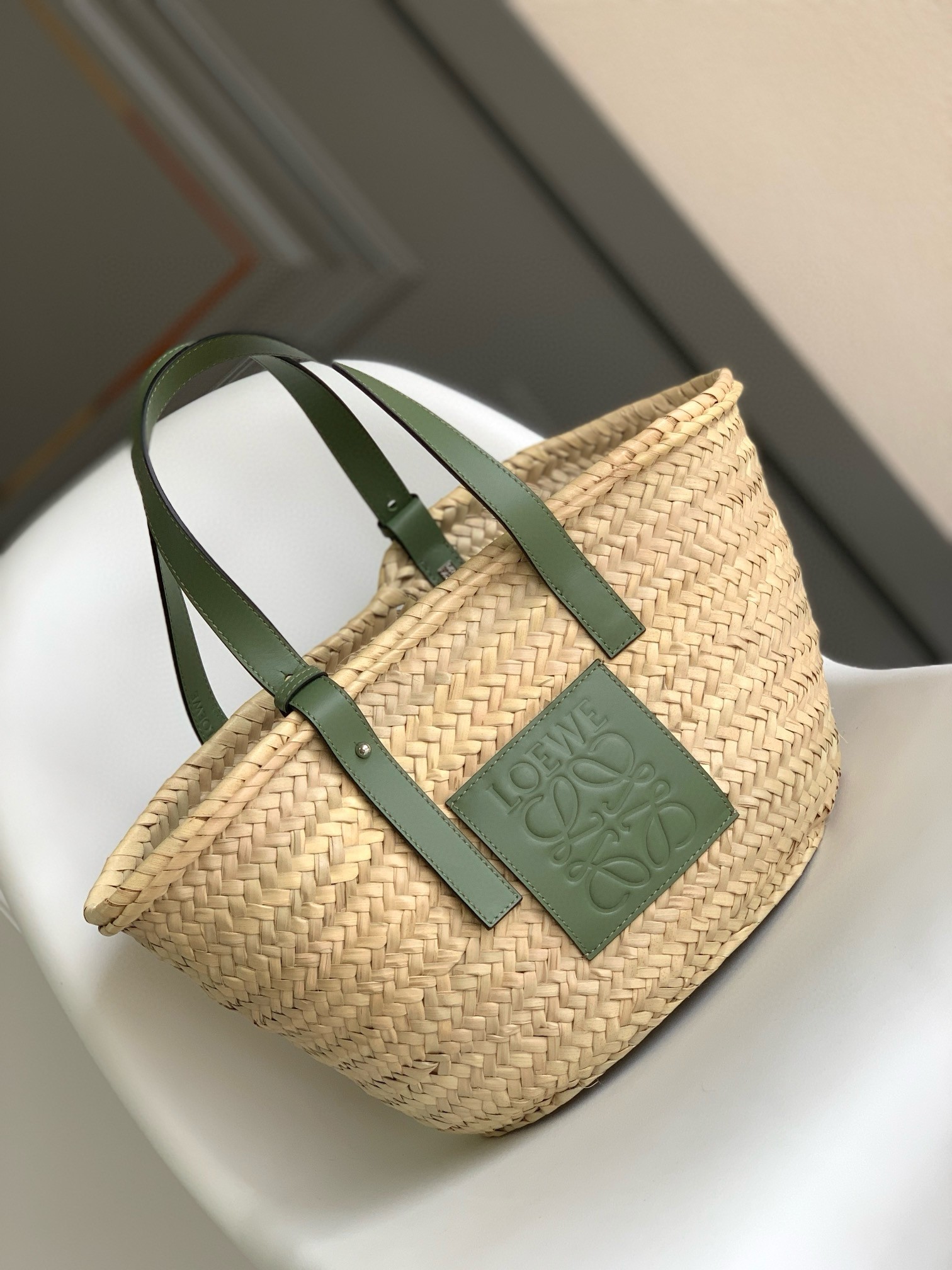 L0ew* medium basket bag in raffia and rosemary calfskin