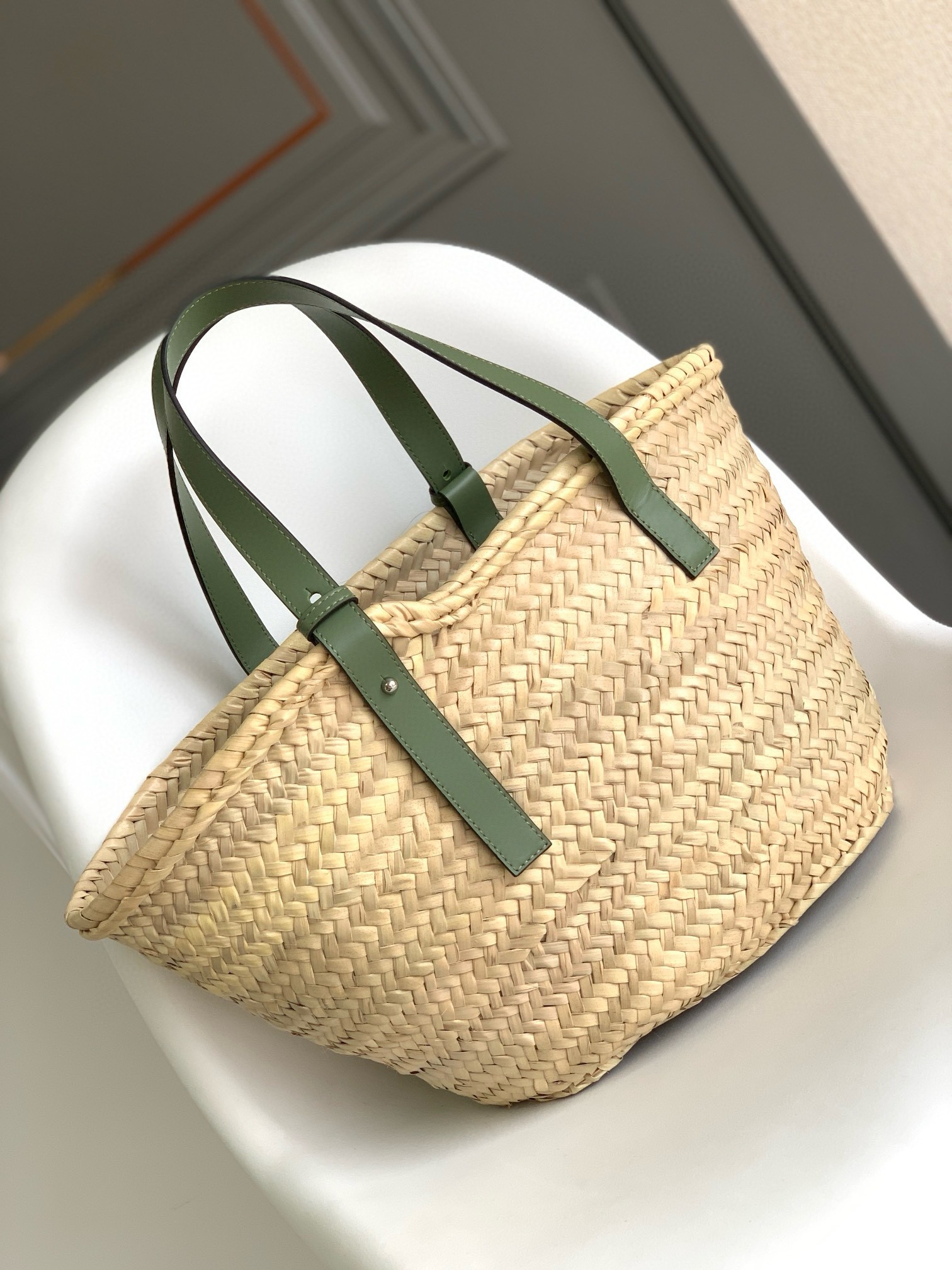 L0ew* medium basket bag in raffia and rosemary calfskin