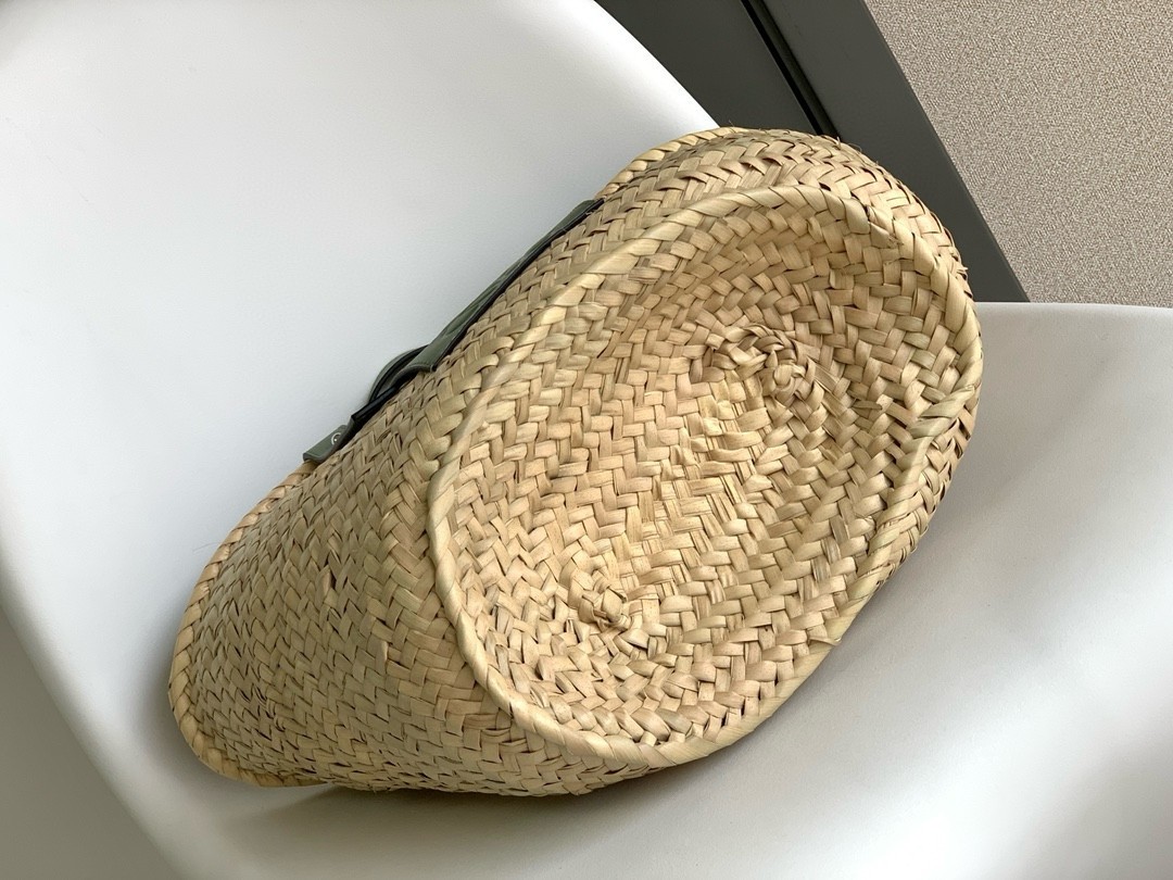 L0ew* medium basket bag in raffia and rosemary calfskin