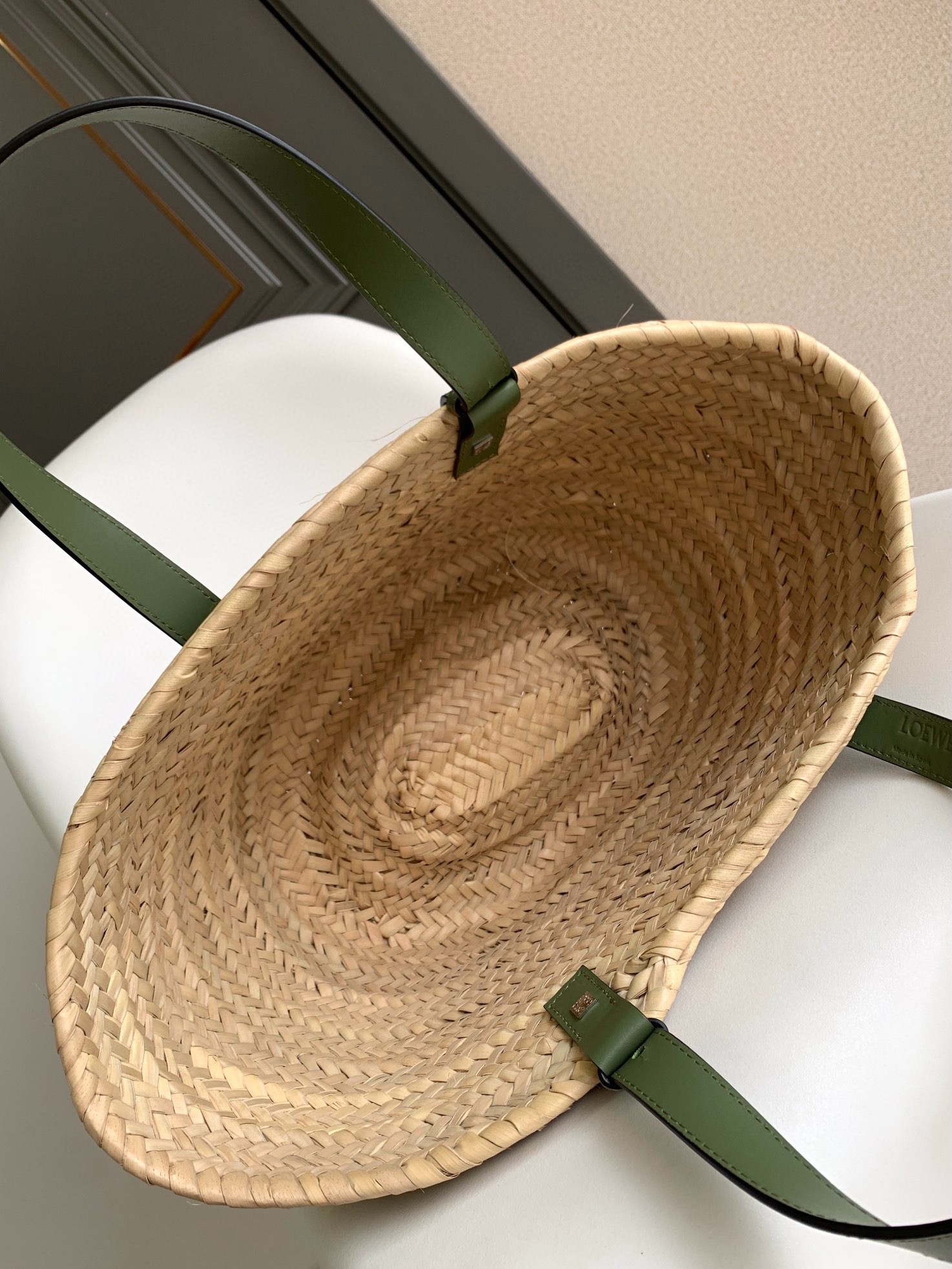 L0ew* medium basket bag in raffia and rosemary calfskin