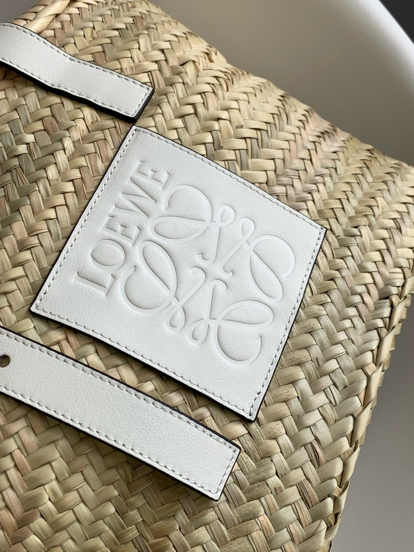 L0ew* medium basket bag in raffia and white calfskin