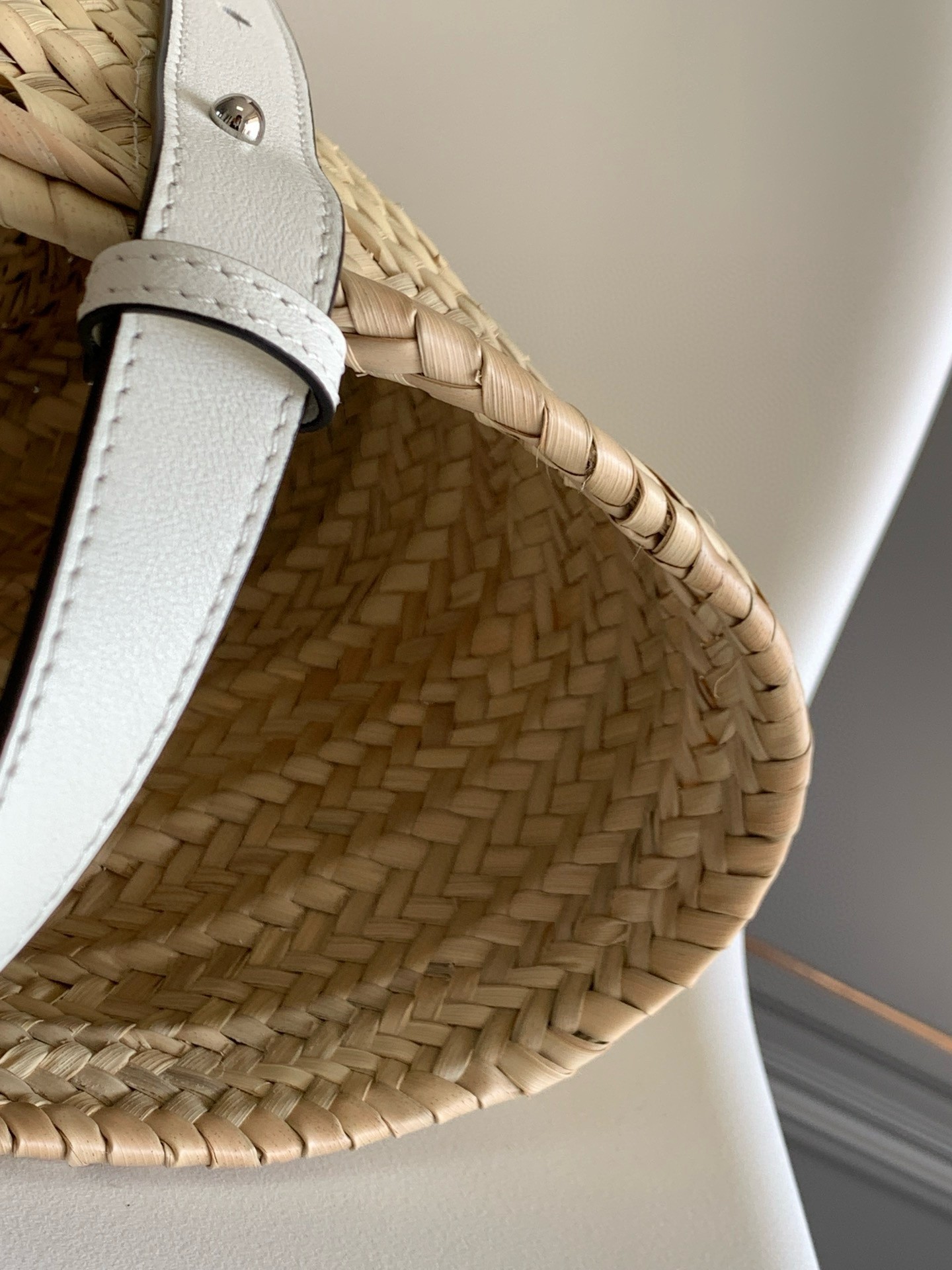 L0ew* medium basket bag in raffia and white calfskin
