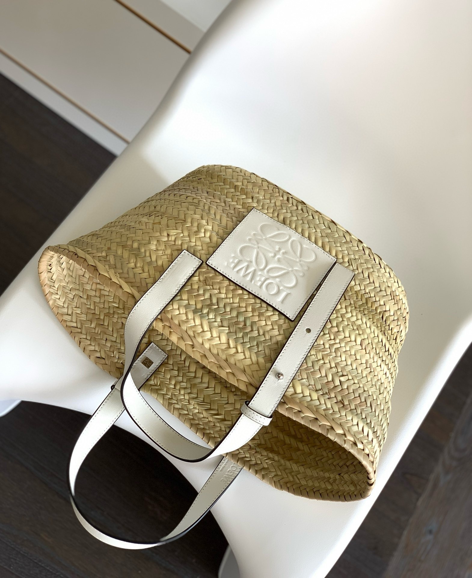 L0ew* medium basket bag in raffia and white calfskin