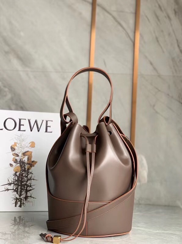 L0ew* medium balloon bucket bag in taupe calfskin