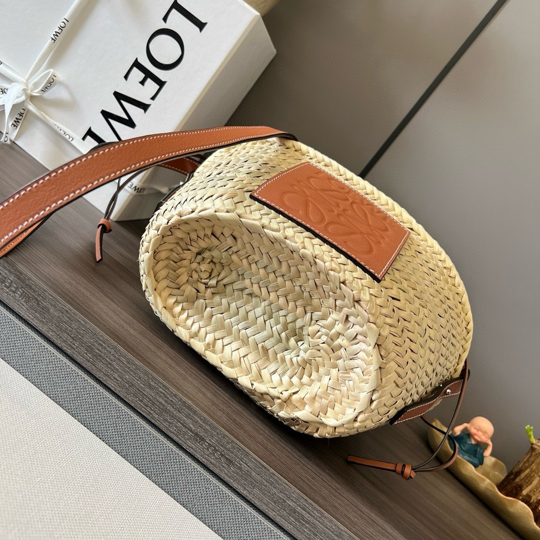 L0ew* drawstring bucket bag in palm leaf and brown calfskin