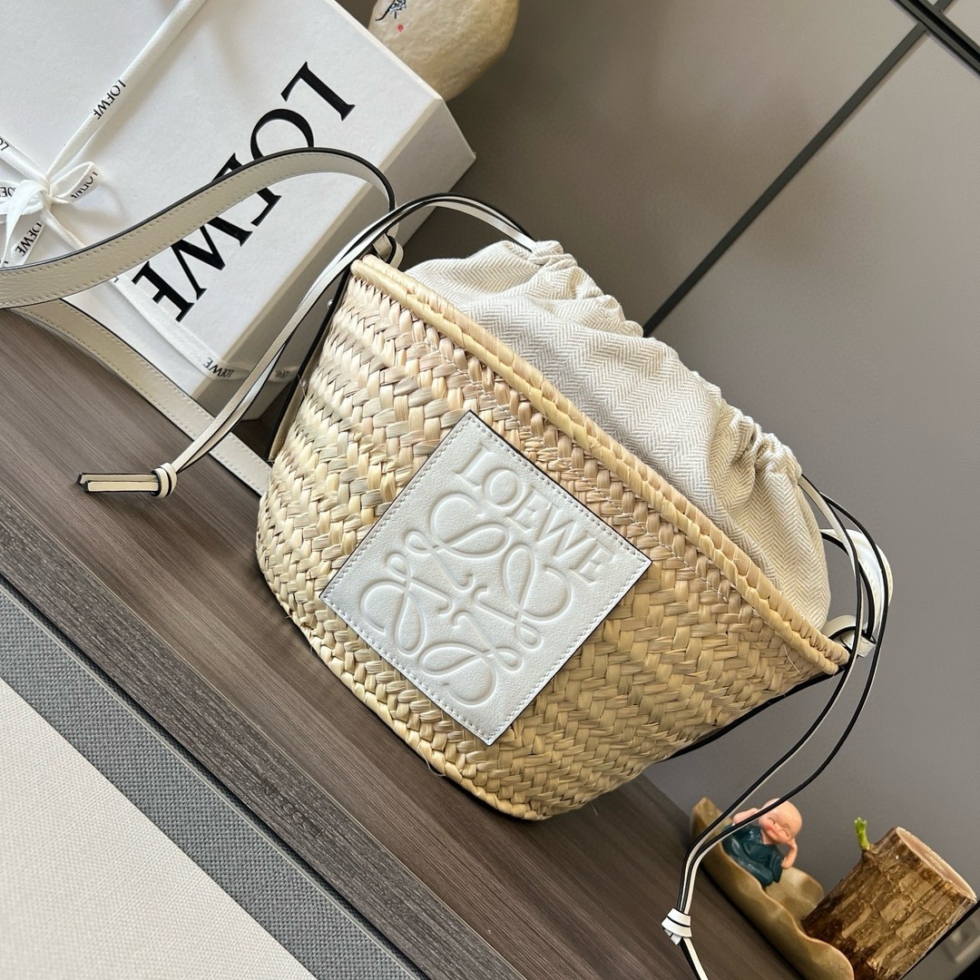 L0ew* drawstring bucket bag in palm leaf and white calfskin