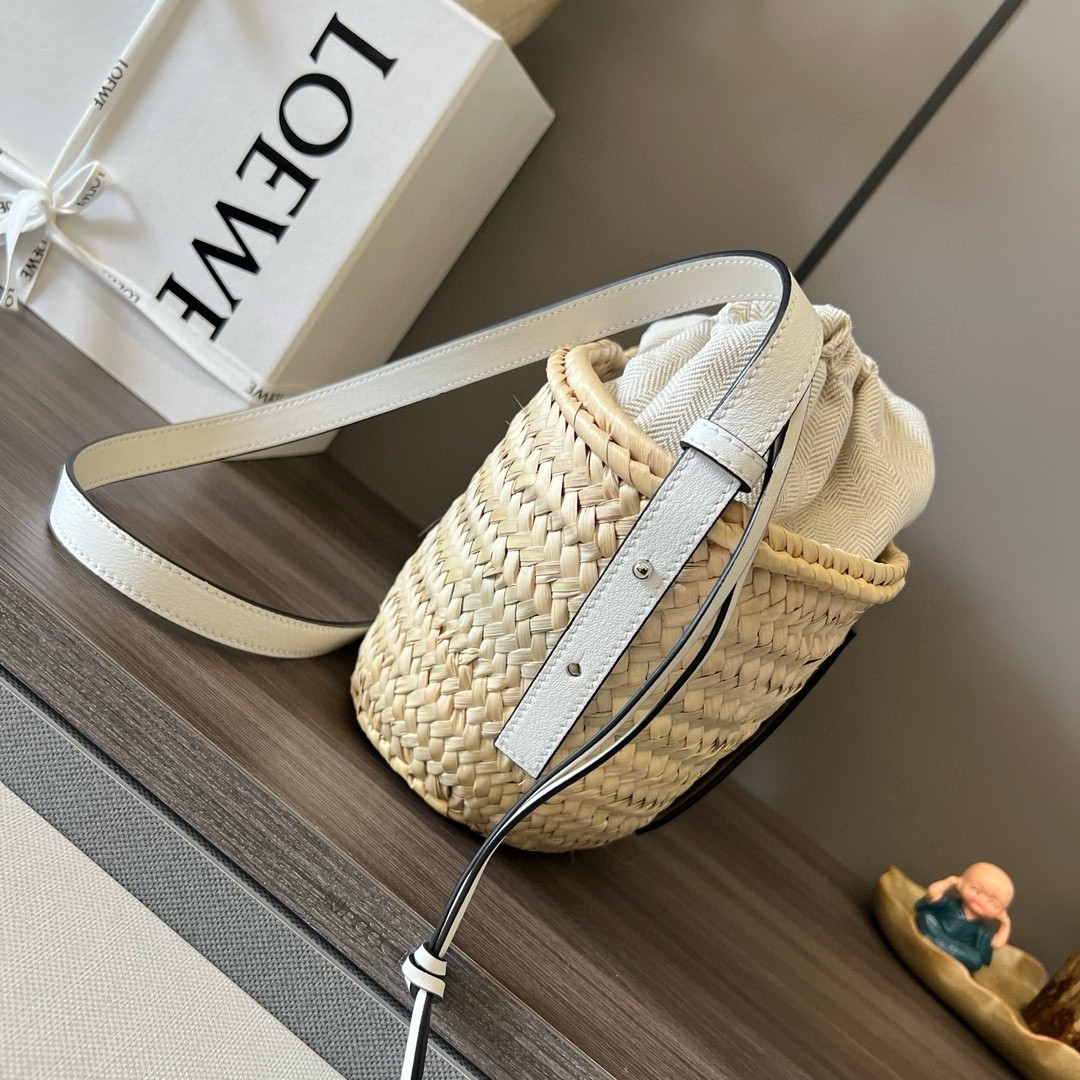 L0ew* drawstring bucket bag in palm leaf and white calfskin