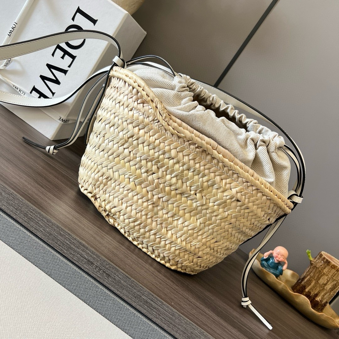 L0ew* drawstring bucket bag in palm leaf and white calfskin
