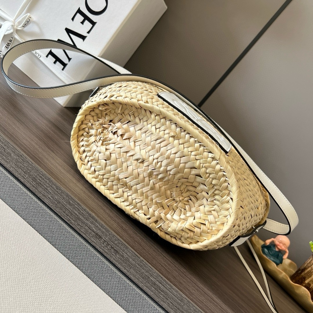 L0ew* drawstring bucket bag in palm leaf and white calfskin