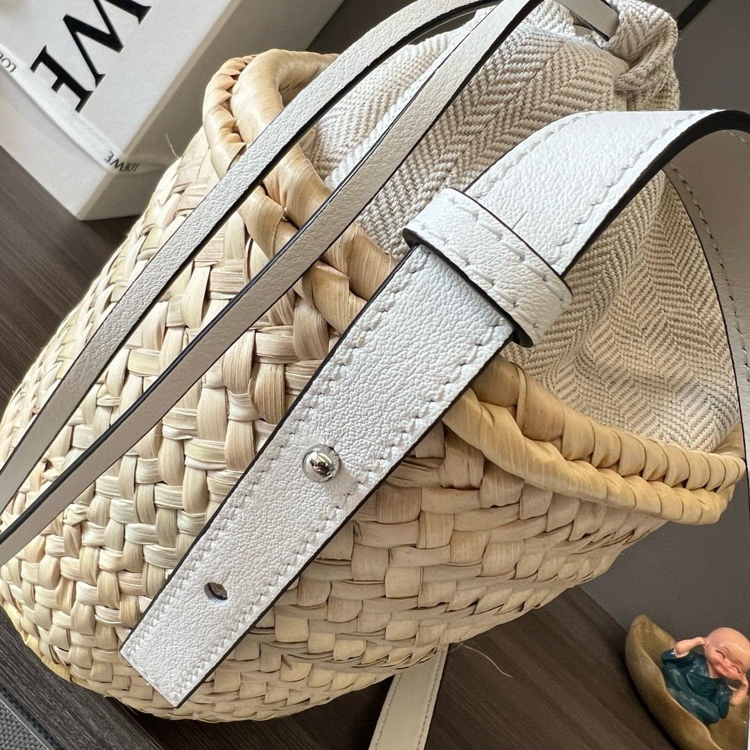 L0ew* drawstring bucket bag in palm leaf and white calfskin