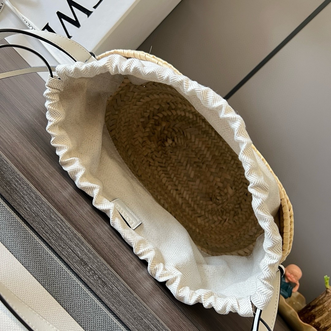 L0ew* drawstring bucket bag in palm leaf and white calfskin