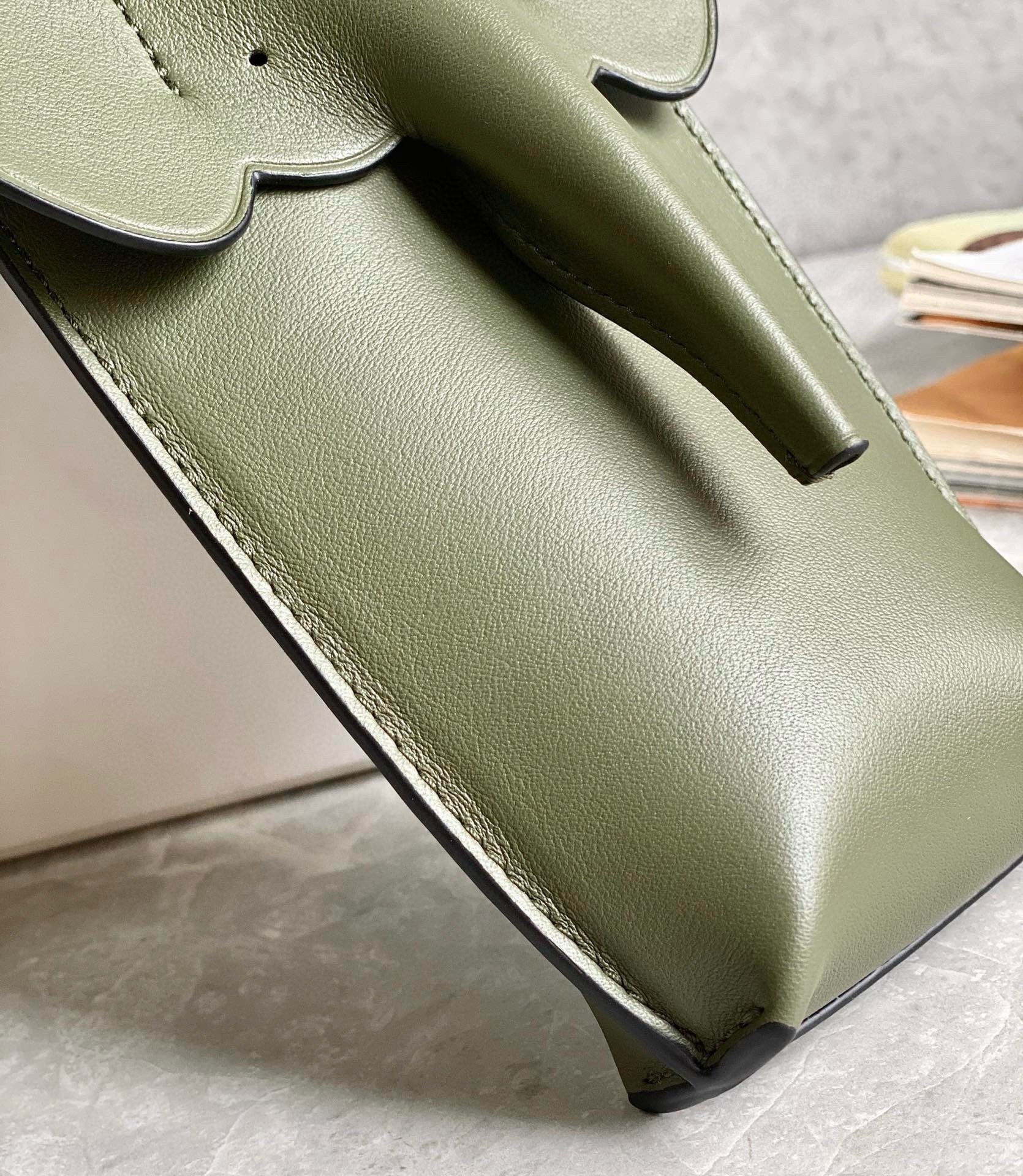 L0ew* elephant pocket in green calfskin