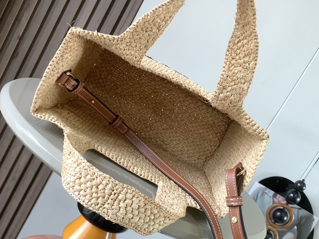 L0ew* small L0ew* font tote in natural raffia