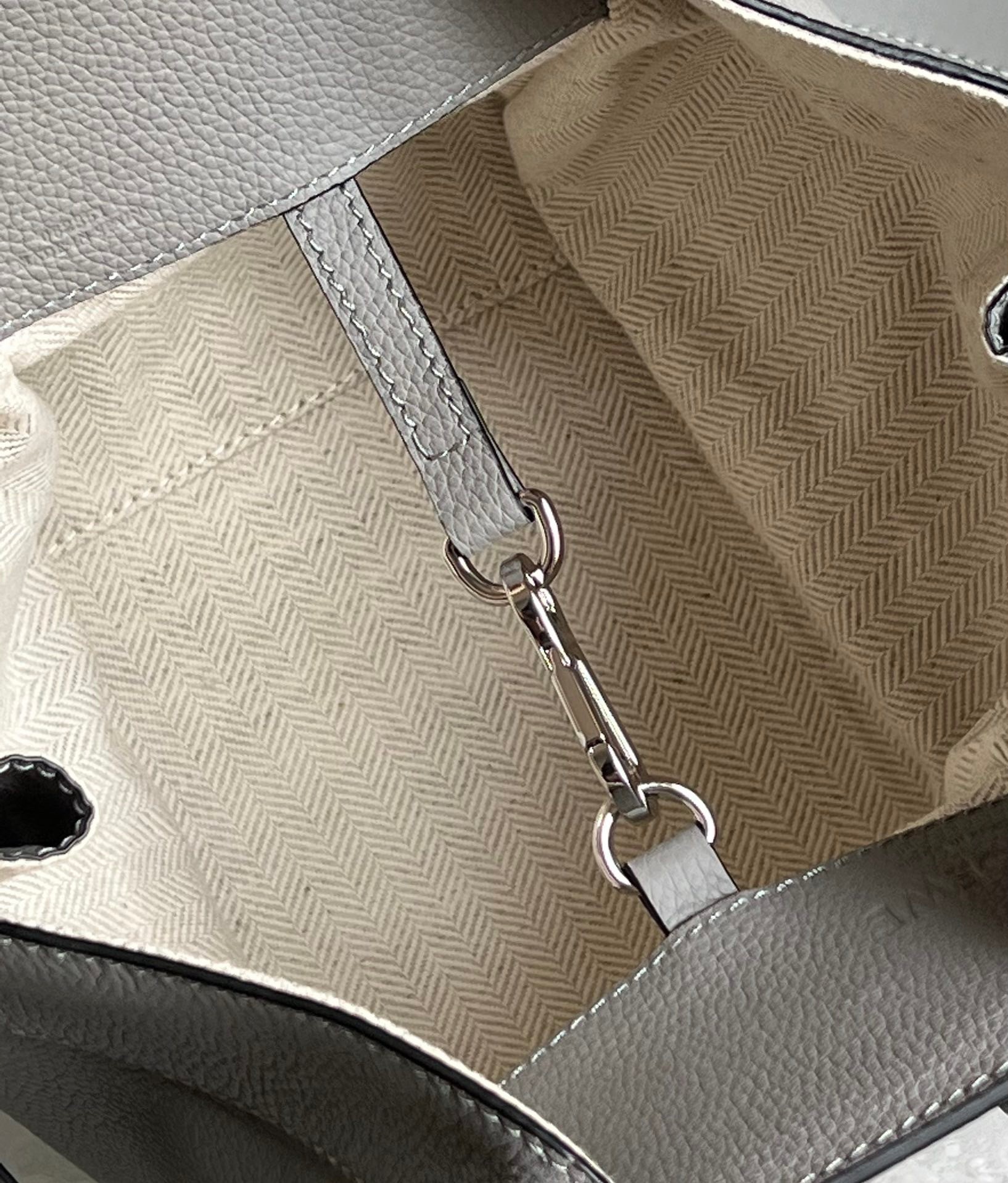 L0ew* compact hammock bag in pearl grey grained calfskin