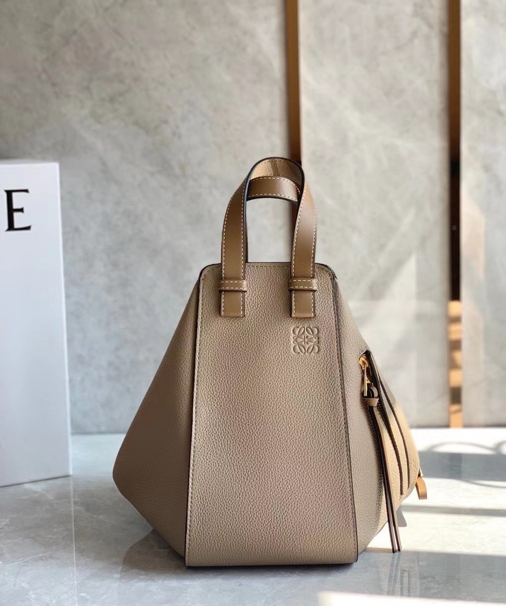 L0ew* hammock small bag in sand grained leather